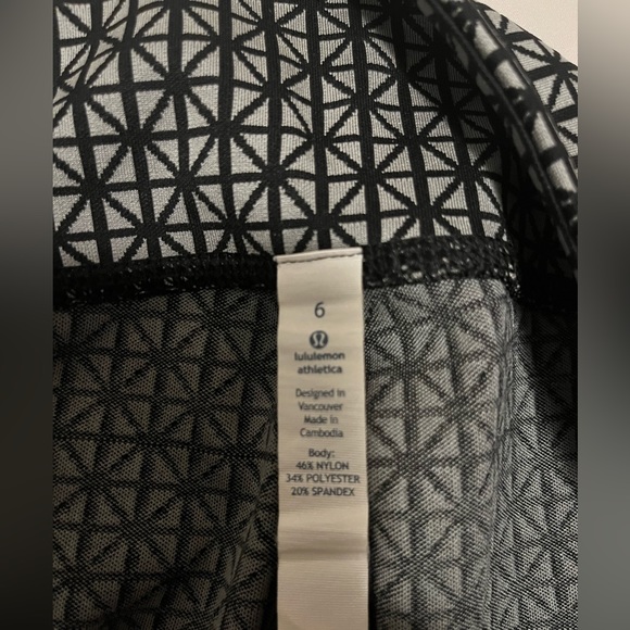 Size 6 US LuluLemon leggings, black and silver, low rise, heavier weight fabric - Picture 2 of 4